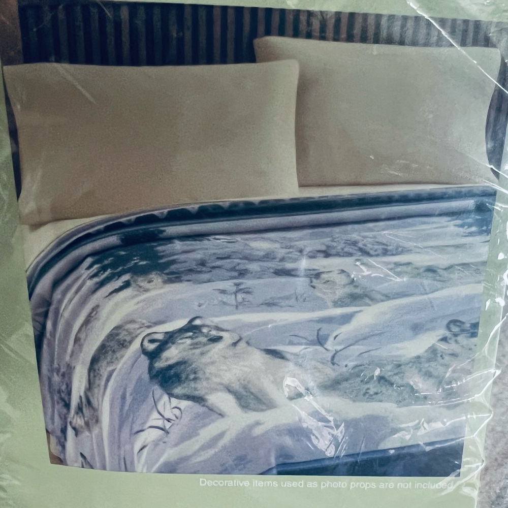 NEW WOLF Polyester Blanket Blue Trow 72” x 90”In original packaging Made in USA